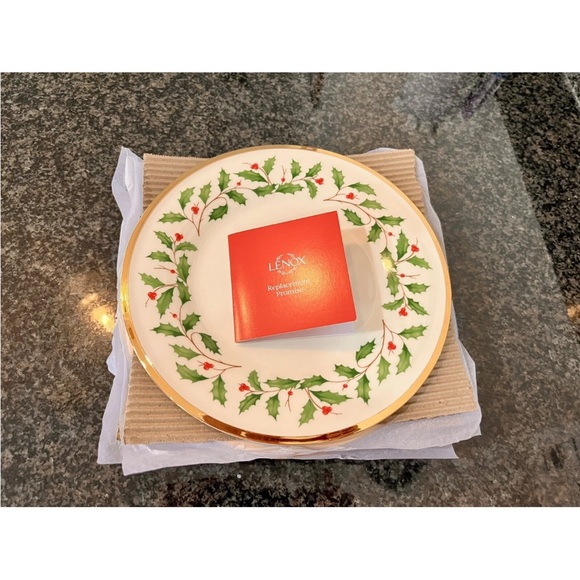 Lenox HOLIDAY Holly Berries Gold Trim Set/4 Salad Plates 8 1/8" Dia. NEW IN BOX! - Picture 2 of 9
